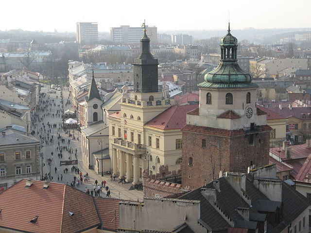 Lublin - Kościół św. Ducha, Nowy Ratusz i Brama Krakowska. Widok z Bramy Trynitarskiej. Foto: Wikimedia Commons