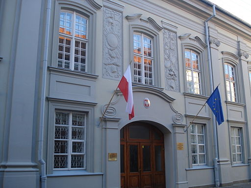 Polska firma za tania na remont nowej ambasady