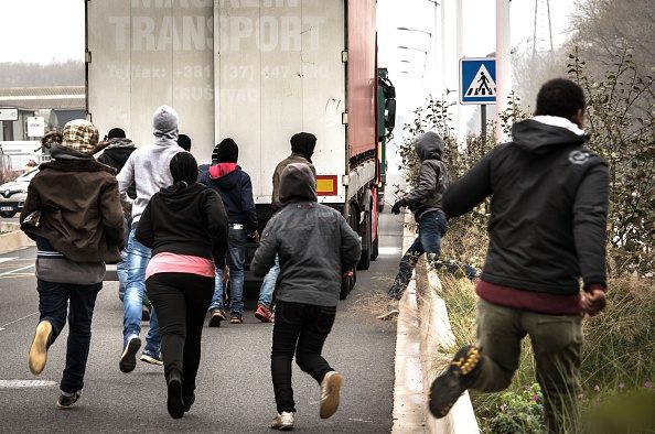 Francja: nielegalni imigranci atakują ciężarówki kawałkami betonu i urządzają zasadzki