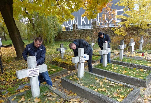 Młodzież porządkuje kieleckie groby w ramach akcji „Oddaj Chwałę Bohaterom”