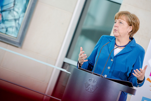 Setki zawiadomień o zdradę stanu trafiło do niemieckich prokuratur na Angelę Merkel