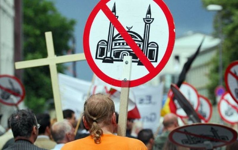 W Sejmie pojawił się człowiek w koszulce „Polska bez islamu”. Interweniował poseł PO