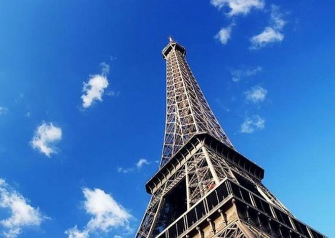 Paryż traci turystów – to efekt zamachów