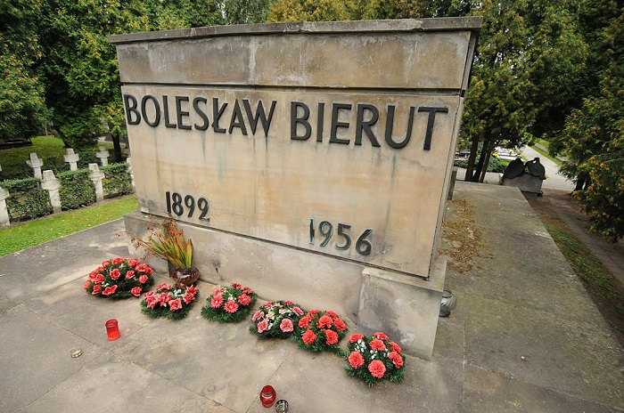 Prawo zabrania pozbycia się komunistycznych grobowców z Powązek. Czas je zmienić