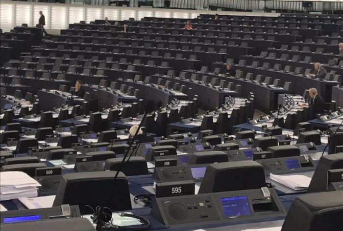 Pusta sala podczas debaty o Nord Stream 2 w PE