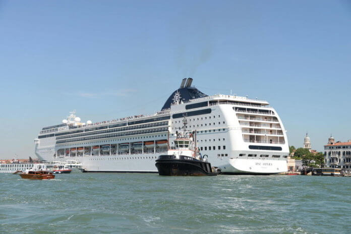 MSC Opera uderza w mniejszy statek turystyczny w Wenecji