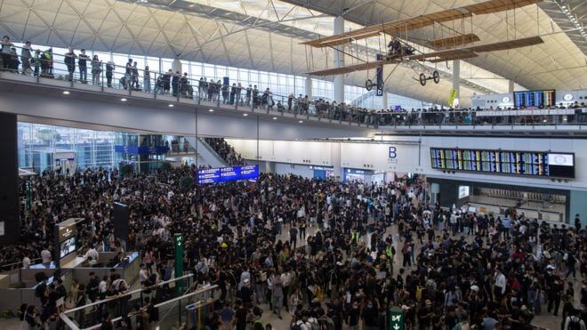 Loty z Hongkongu odwołane z powodu protestów.
