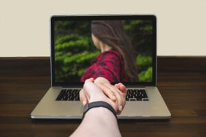 para podje sobie dłoń przez laptopa